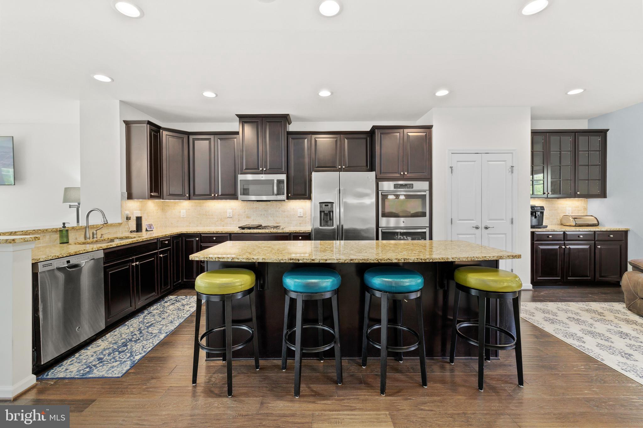 FEATHERSTONE SQUARE - Residential