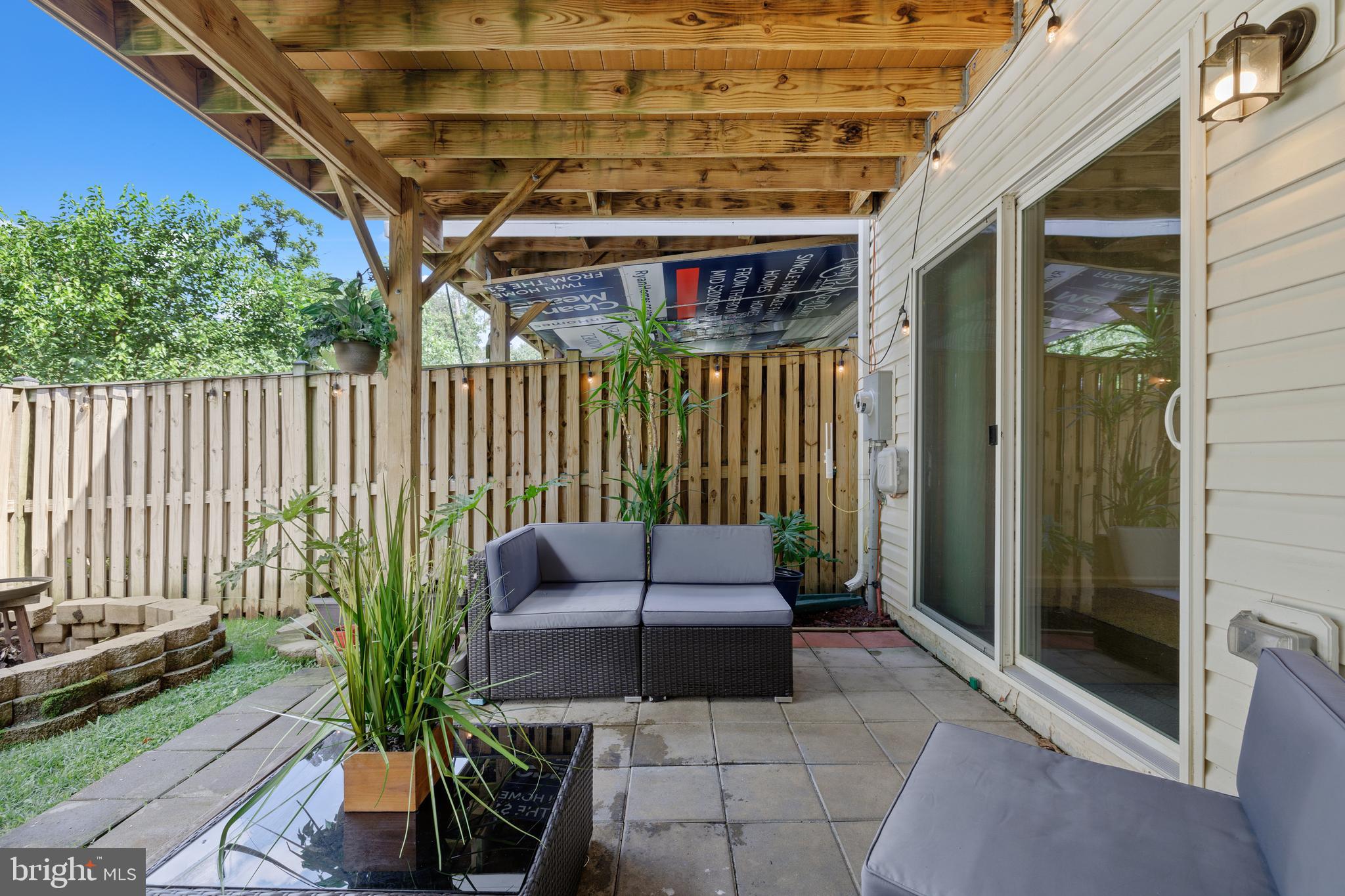 FEATHERSTONE SQUARE - Residential