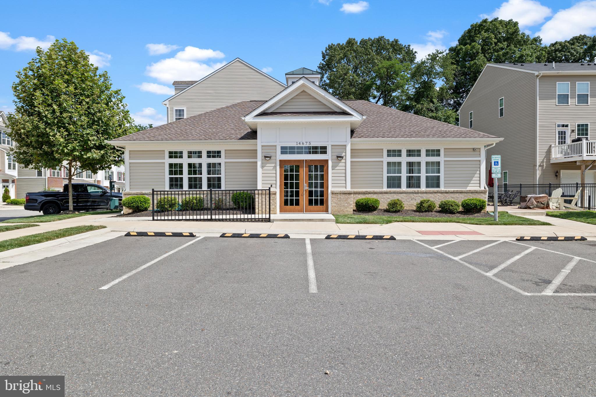 FEATHERSTONE SQUARE - Residential
