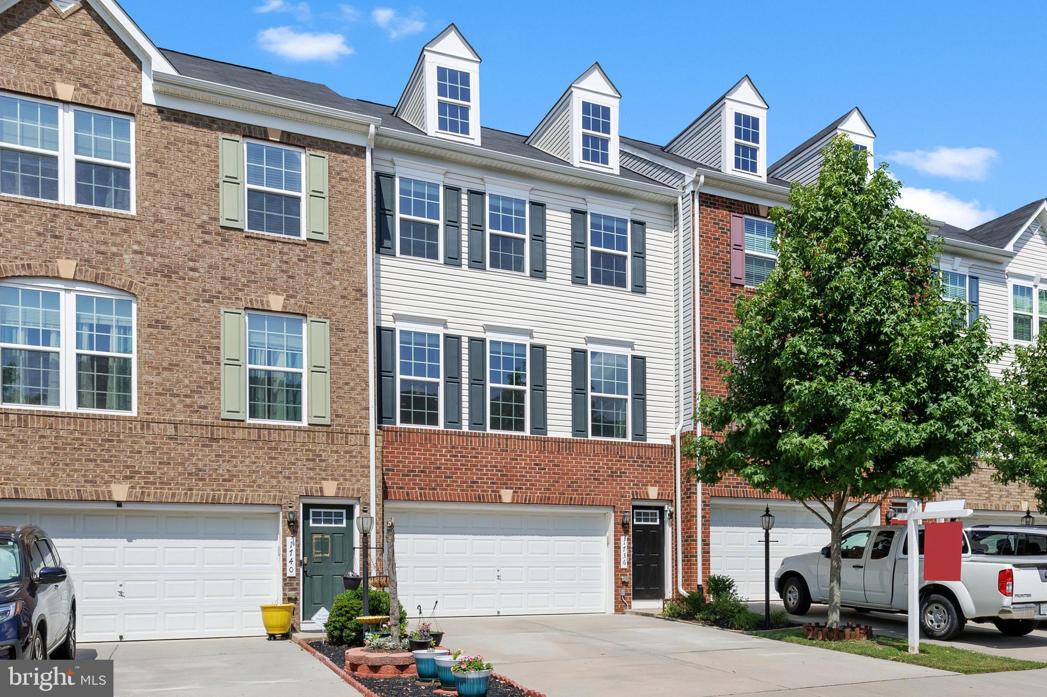 FEATHERSTONE SQUARE - Residential