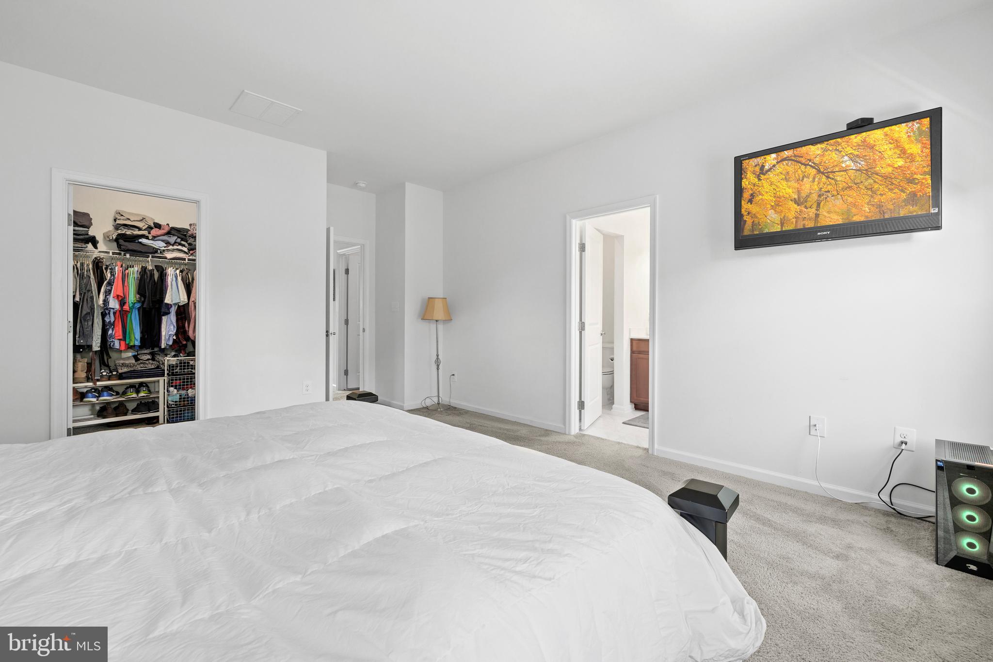 FEATHERSTONE SQUARE - Residential