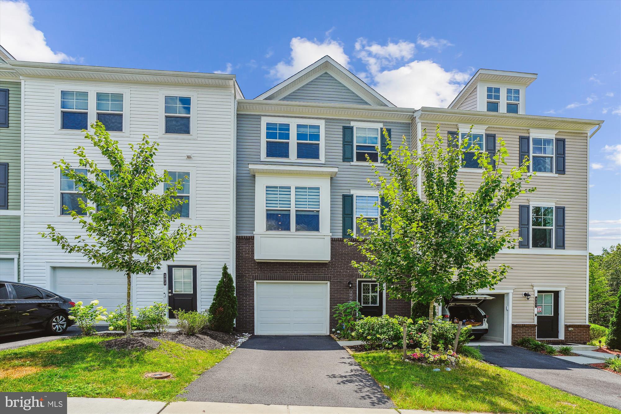 Don't hesitate to see inside before this well maintained almost new, generous sized, 4-bedroom, 3.5-bathroom house disappears!!!
A lot of upgrades such as stainless steel, Hardwood floor, Granite countertop and more.
Great location, close to everything such as the park and ride, shopping center, and easy access to Route 1, 95/HOV,
Quantico Marine Base, Fort Belvoir and Washington DC.