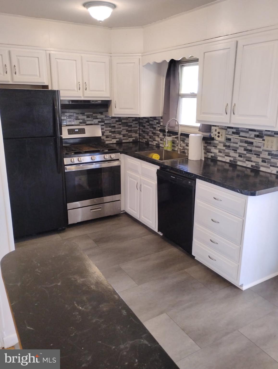 UPPER HOLMESBURG - Residential Lease