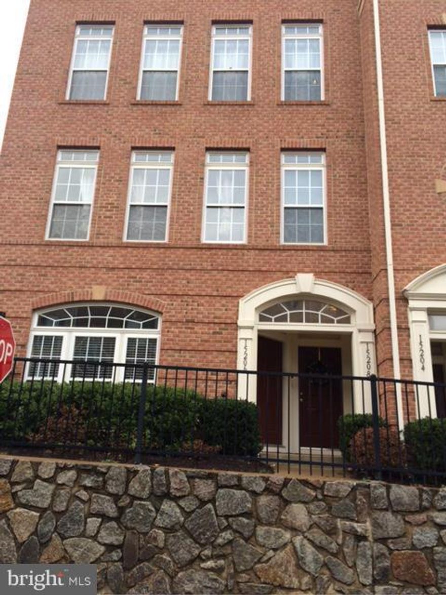 BEAUTIFUL END UNIT Condo FEATURING HARDWOOD FLOORS, 9FT CEILINGS ON MAIN LEVEL, GRANITE COUNTER TOPS, STAINLESS STEEL APPLIANCES, MASTER BEDROOM W/TRAY CEILINGS AND 2 WALK IN CLOSETS. A MUST SEE. GATED COMMUNITY, LARGE COMMUNITY CENTER, WITH LAWN CARE, REC FACILITY WITH POOL, EXERCISE RM FACILITY POOL, 18,000 SQ FT CLUB HOUSE NEAR POTOMAC MILL