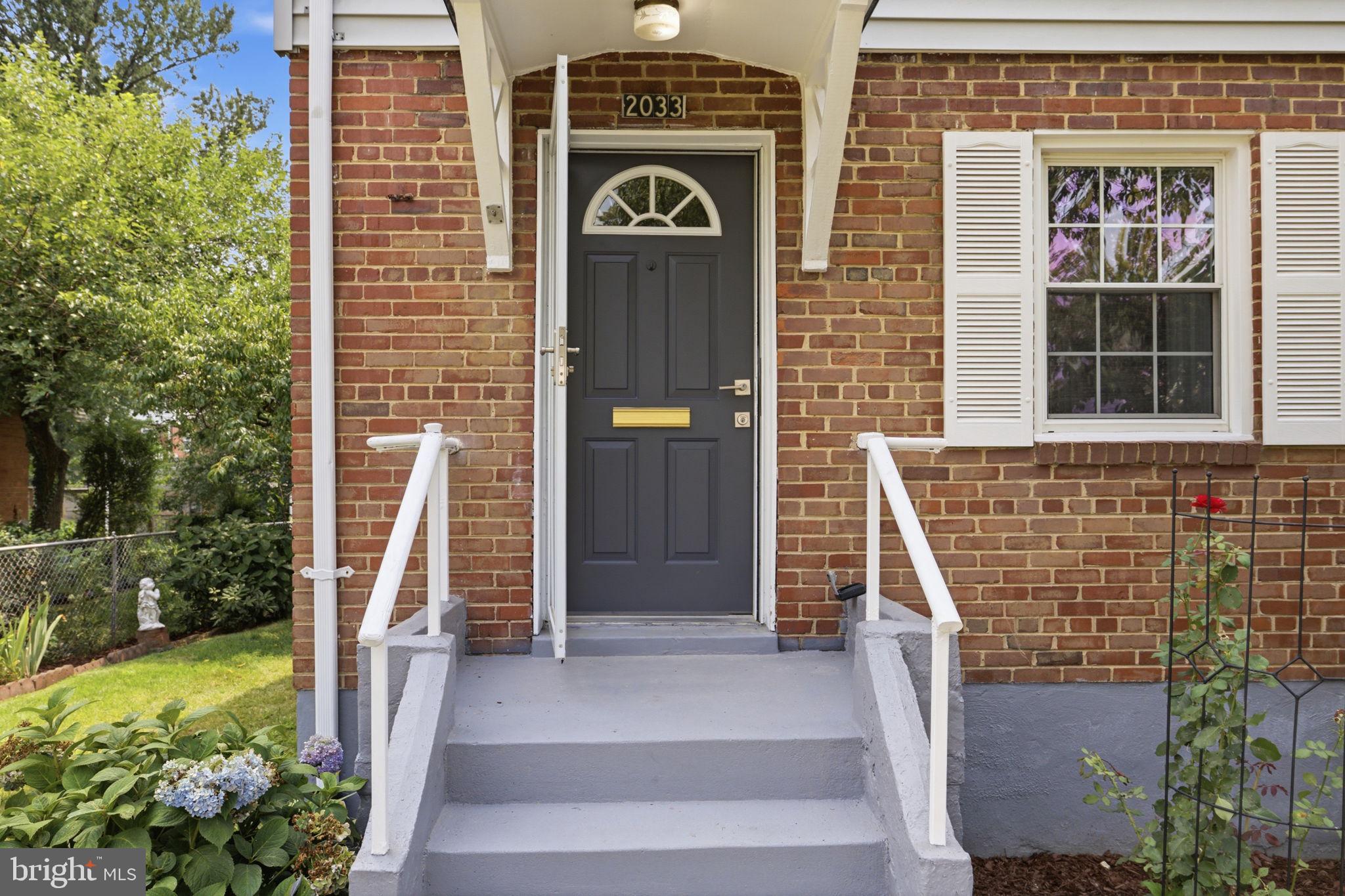 2033 ARLINGTON TERRACE