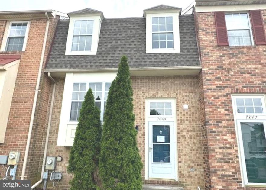 AUCTION ALERT: UPDATED 2-3 BR, 2.5 BA IN STONEY BEACH!  

Shows beautifully! Meticulously maintained townhome featuring a recently updated kitchen and new carpet and recent repairs throughout. The 2 full primary bedrooms plus a versatile den/flex space offers the perfect layout. Live the coastal lifestyle with community access to the pool, pier, and boat ramp on Stoney Creek. This property is in great condition and ready for immediate occupancy. This is a highly competitive market—don't wait for a negotiation! Secure your dream home by bidding online. Cash or proven financing only. Contact us for auction terms.