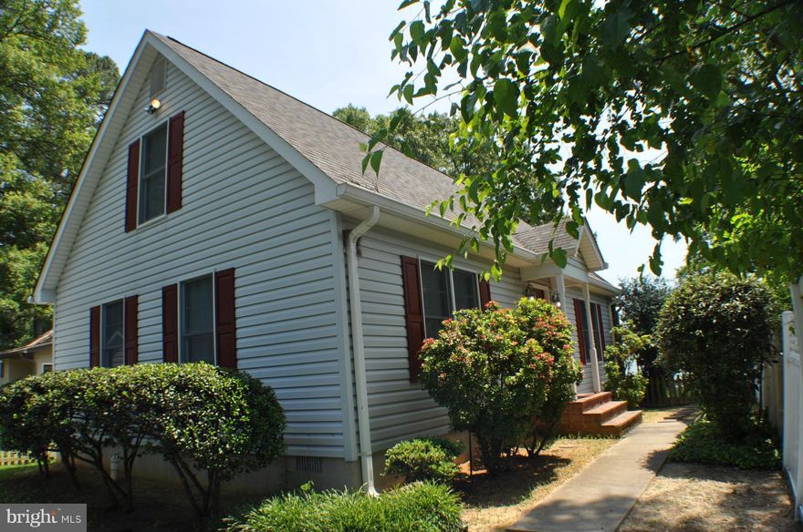 Gorgeous waterfront house has been freshly done for you!  Beautiful hardwood floors throughout - kitchen has new Quartz countertops, 4 good sized bedrooms (2 on each level) nice deck to sit on to enjoy a wonderful view. Fenced rear yard  for the little ones or pets, long pier w/ steps to get in boat & ladder for swimmers. Open and airy floorplan - great for entertaining and a fantasticview!