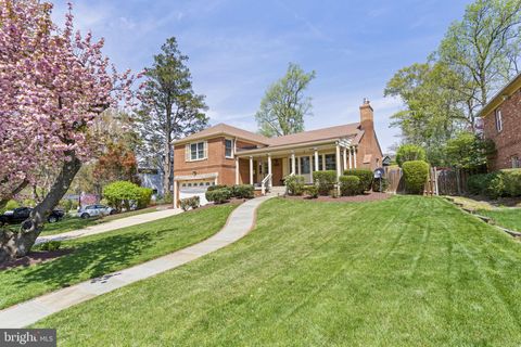 Photo of 7211 Radnor Road, BETHESDA, MD 20817 (MLS # MDMC2175088)