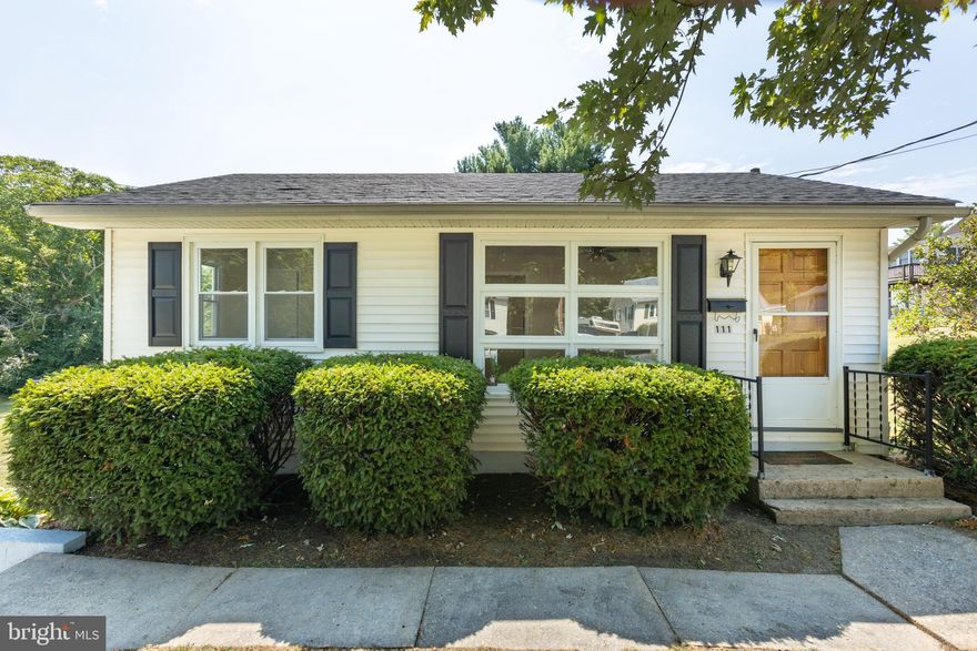 CUTE AS A BUTTON - Move right in.  Freshly painted, replacement windows, nice hardwood flooring, kitchen and dining room open.  Enjoy small town living with mountain views.  Additional space in basement.
Air conditioners convey.