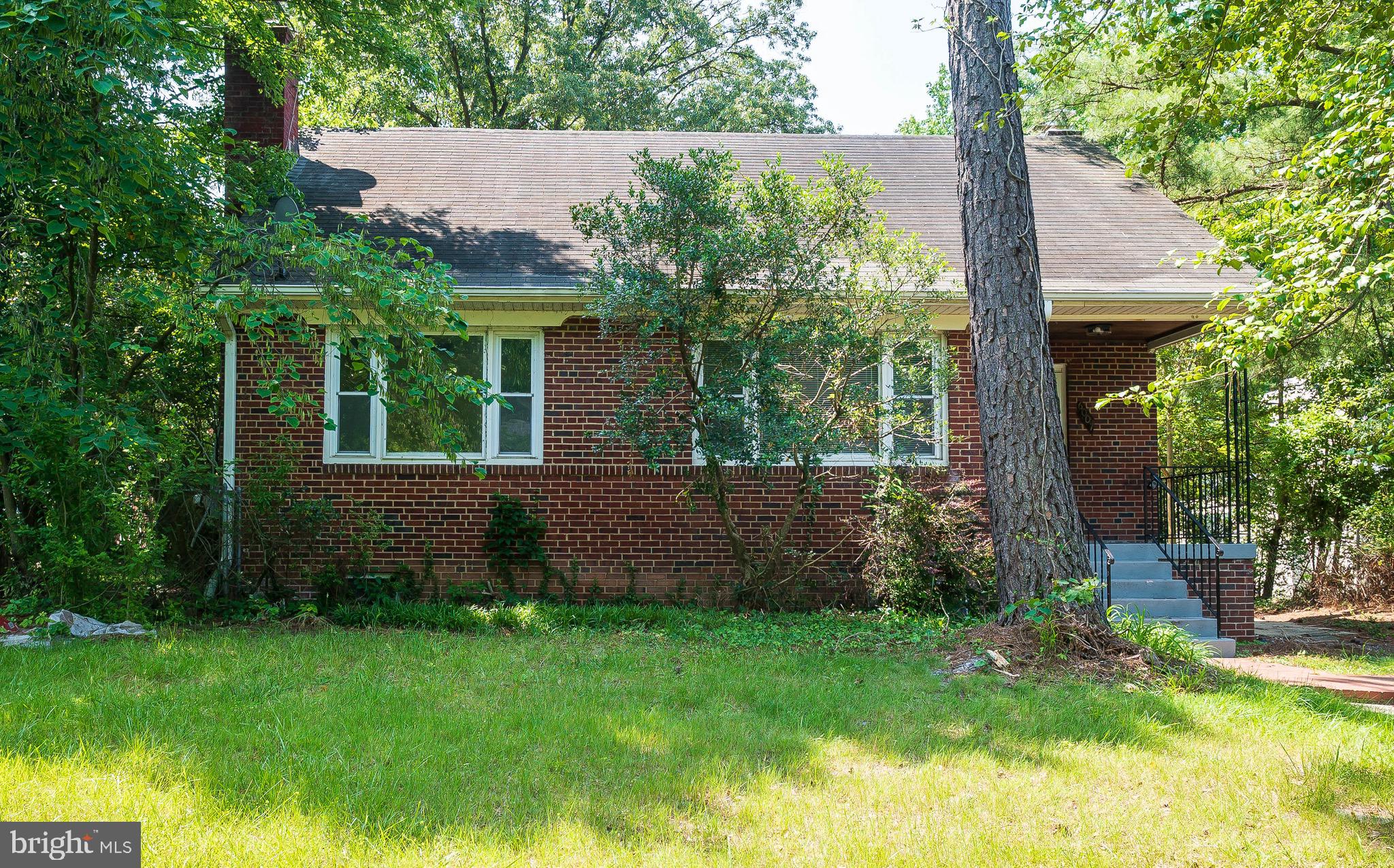 Back on market with new flooring in the basement, Five bedroom two bath all brick home on cul de sac in Clinton. Laundry room, full basement, backyard playhouse. Owner is looking for long term tenant. All credit considered, please show gross earnings of three times rent. Evictions are disqualifying. No sign on property. Owner is listing agent and Real Estate Broker.