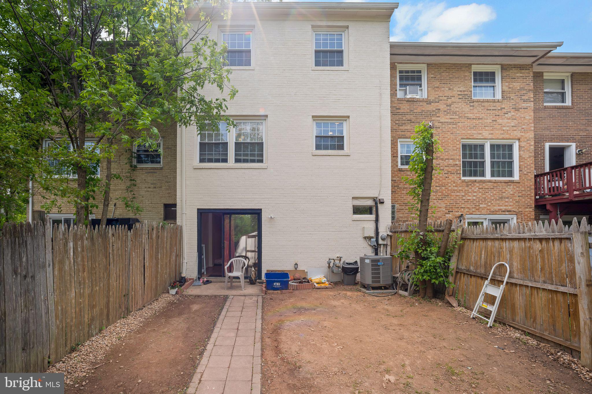 LONDON TOWNE - Residential