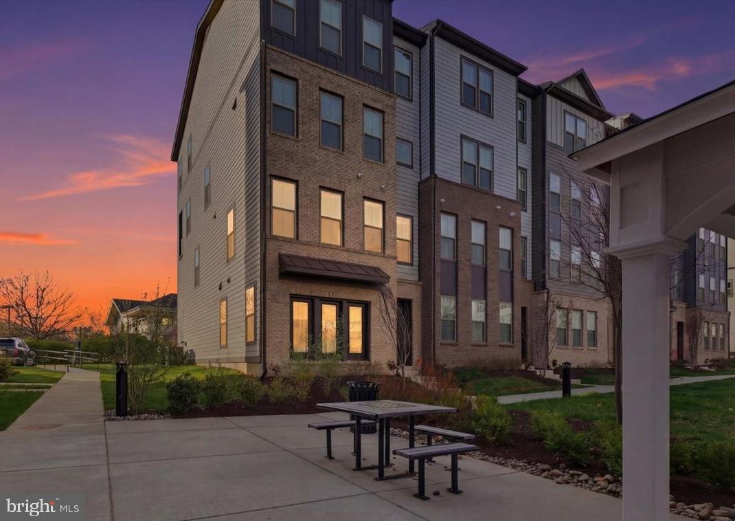 REGAL CHASE - Residential