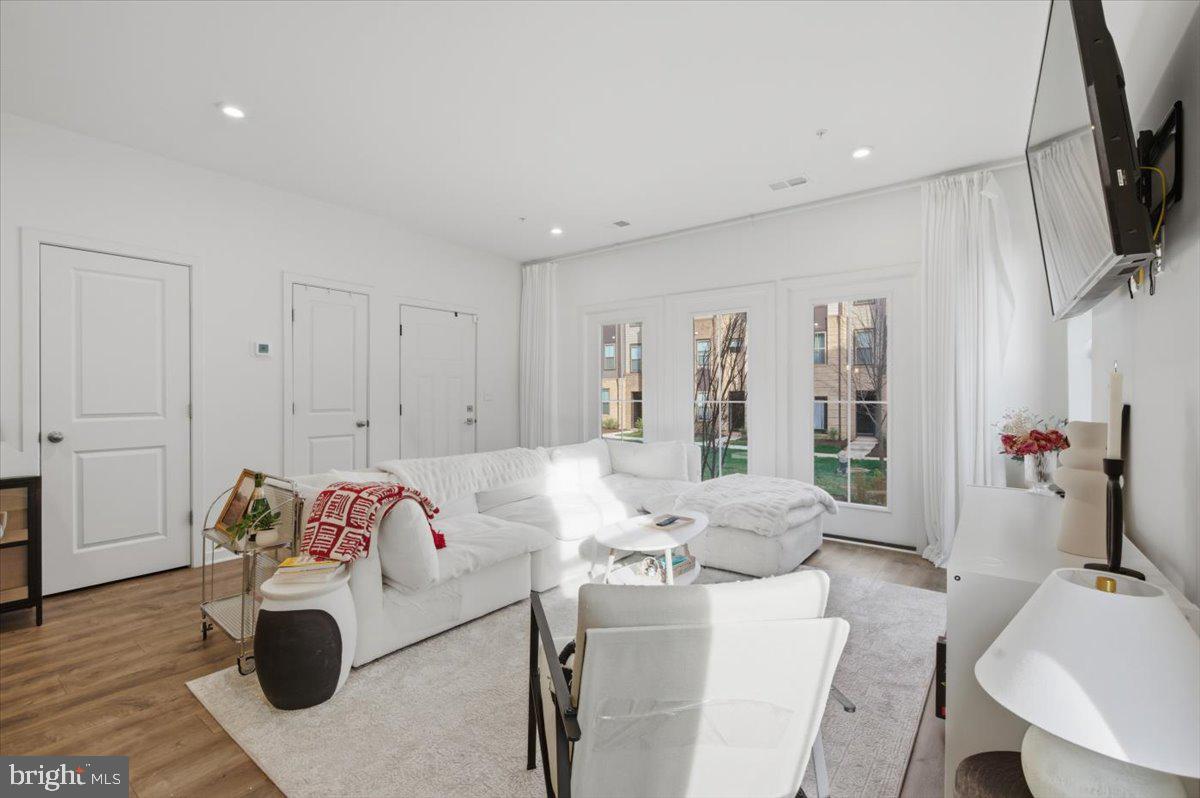 REGAL CHASE - Residential