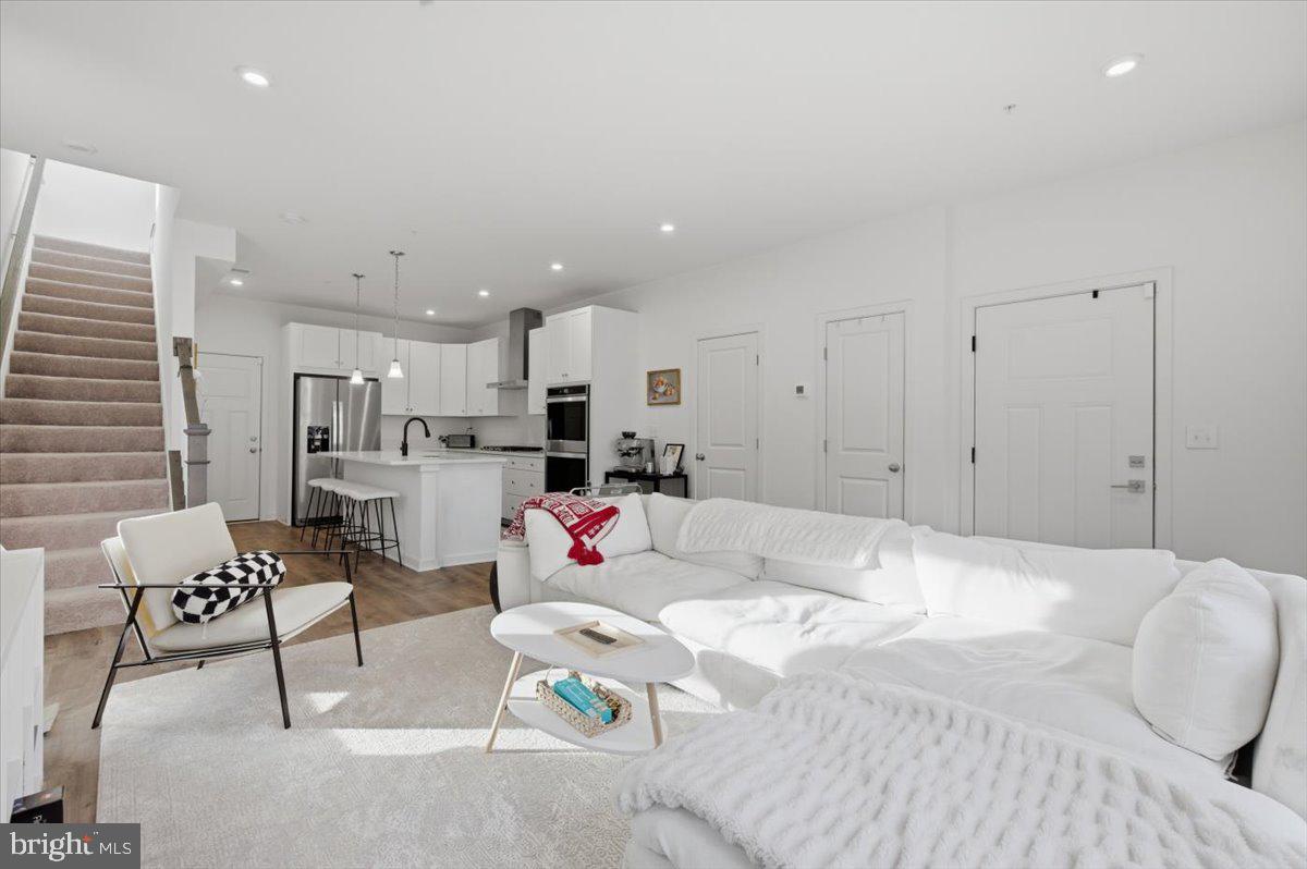 REGAL CHASE - Residential