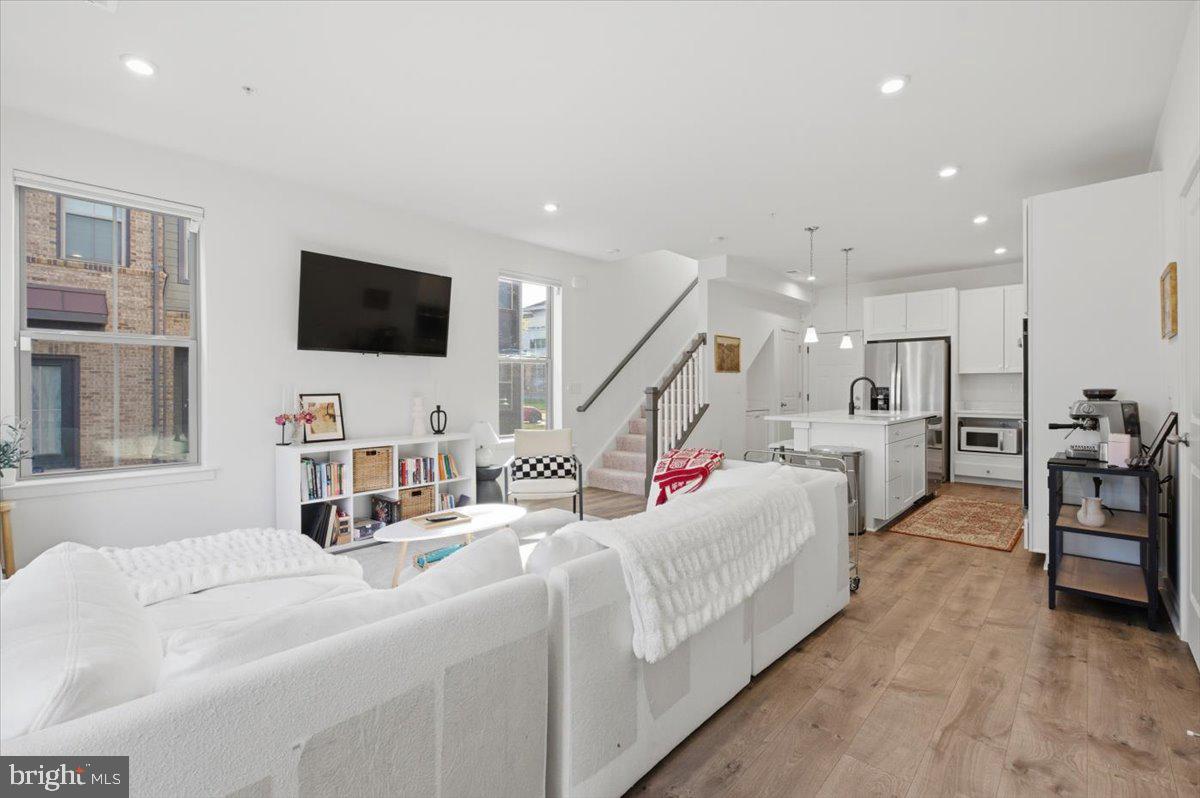 REGAL CHASE - Residential