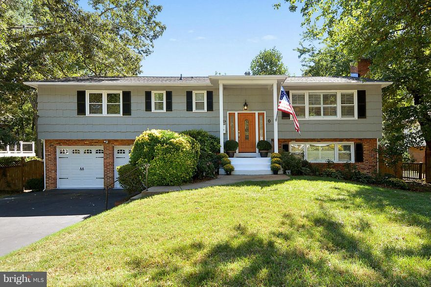 Mt. Vernon location!! Beautifully Remodel. W/Bright Open Floor Pln and Archet. Details added*MN LV Feat. Gourmet Style Kit. W/ Upgrds:Granite Countrs, Stainl. Appl., Gas Cook., Beverge Area W/Sep Frig.,,Breakf. Bar; Lr open to Dr  W/ WO to Dk Ovrlk  Priv Yd *MBR W/Designr Tile Ba, WI Clst; 2 Add'l BRs & 2ND BA W/ Upgrads; HRWD FLRs*LL Feat: RR W/FP & WO to Patio, 4Th Br,;3rd Ba*Upgrd Roof & more!!