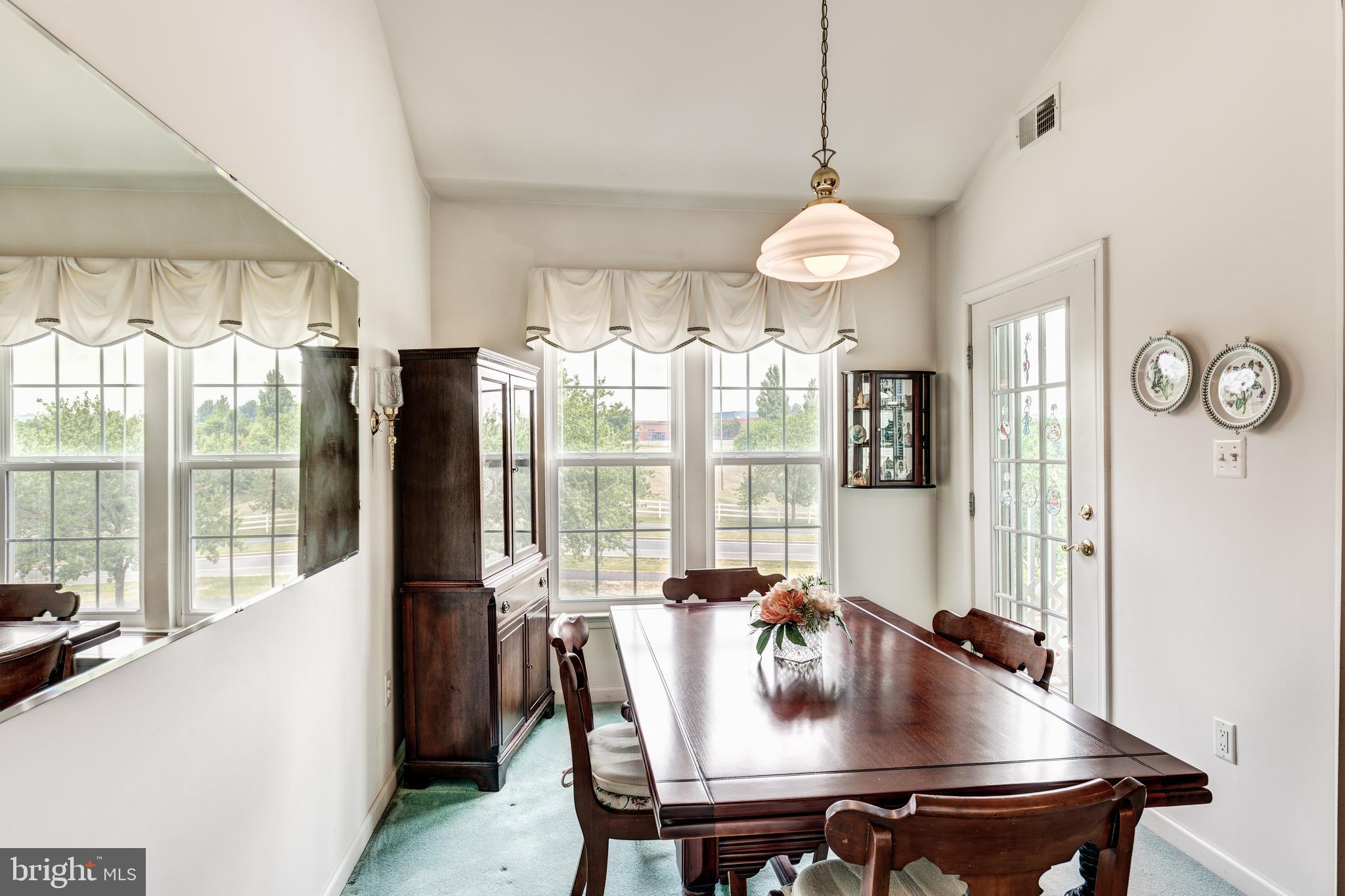 HAMPTON COURT - Residential