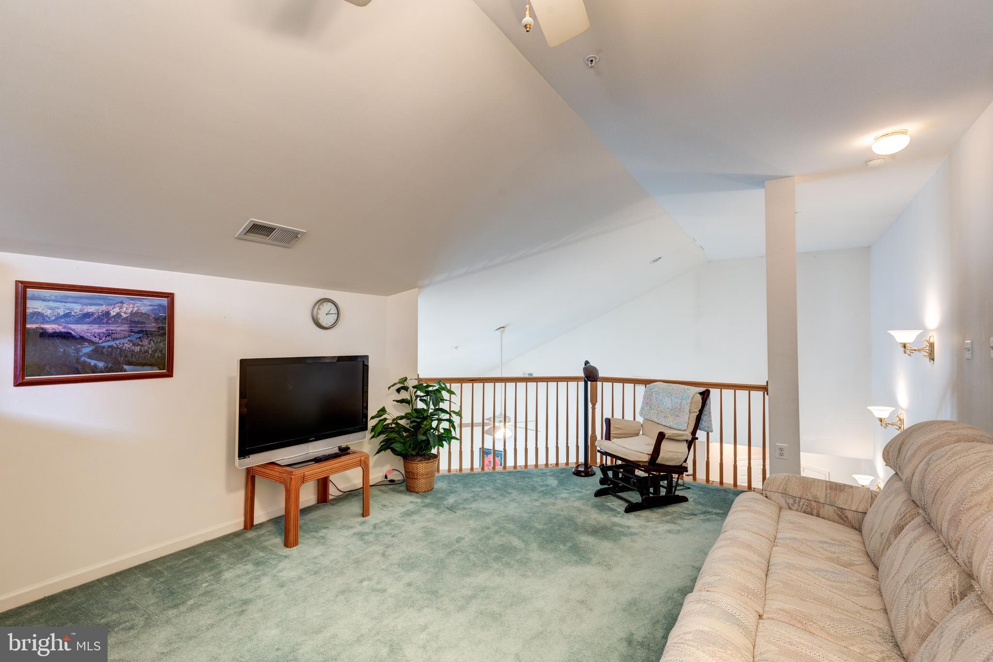 HAMPTON COURT - Residential