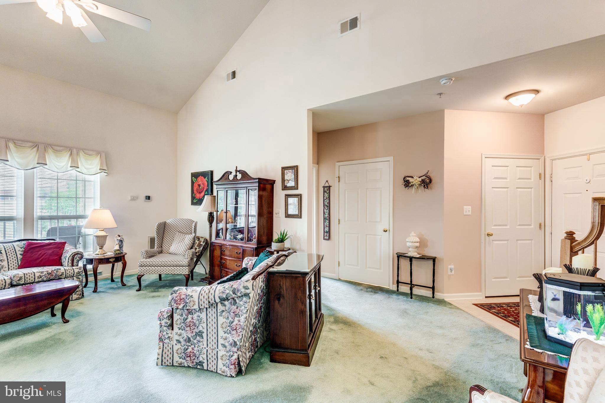 HAMPTON COURT - Residential