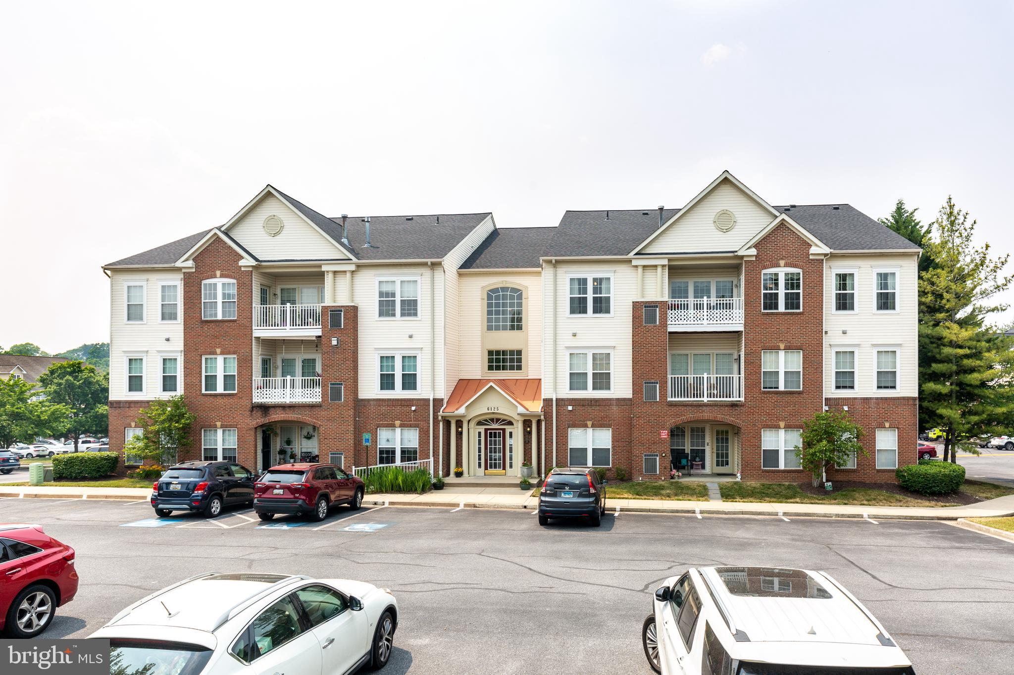 HAMPTON COURT - Residential