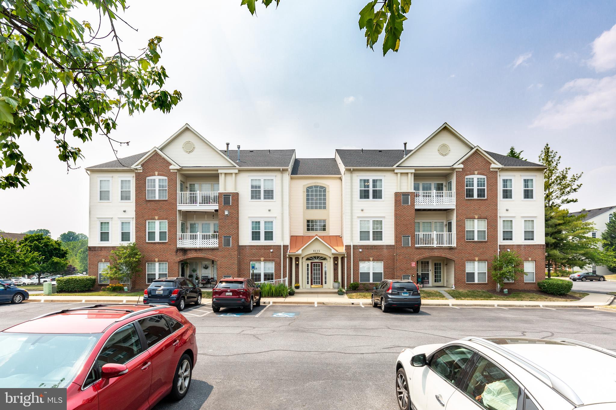 HAMPTON COURT - Residential