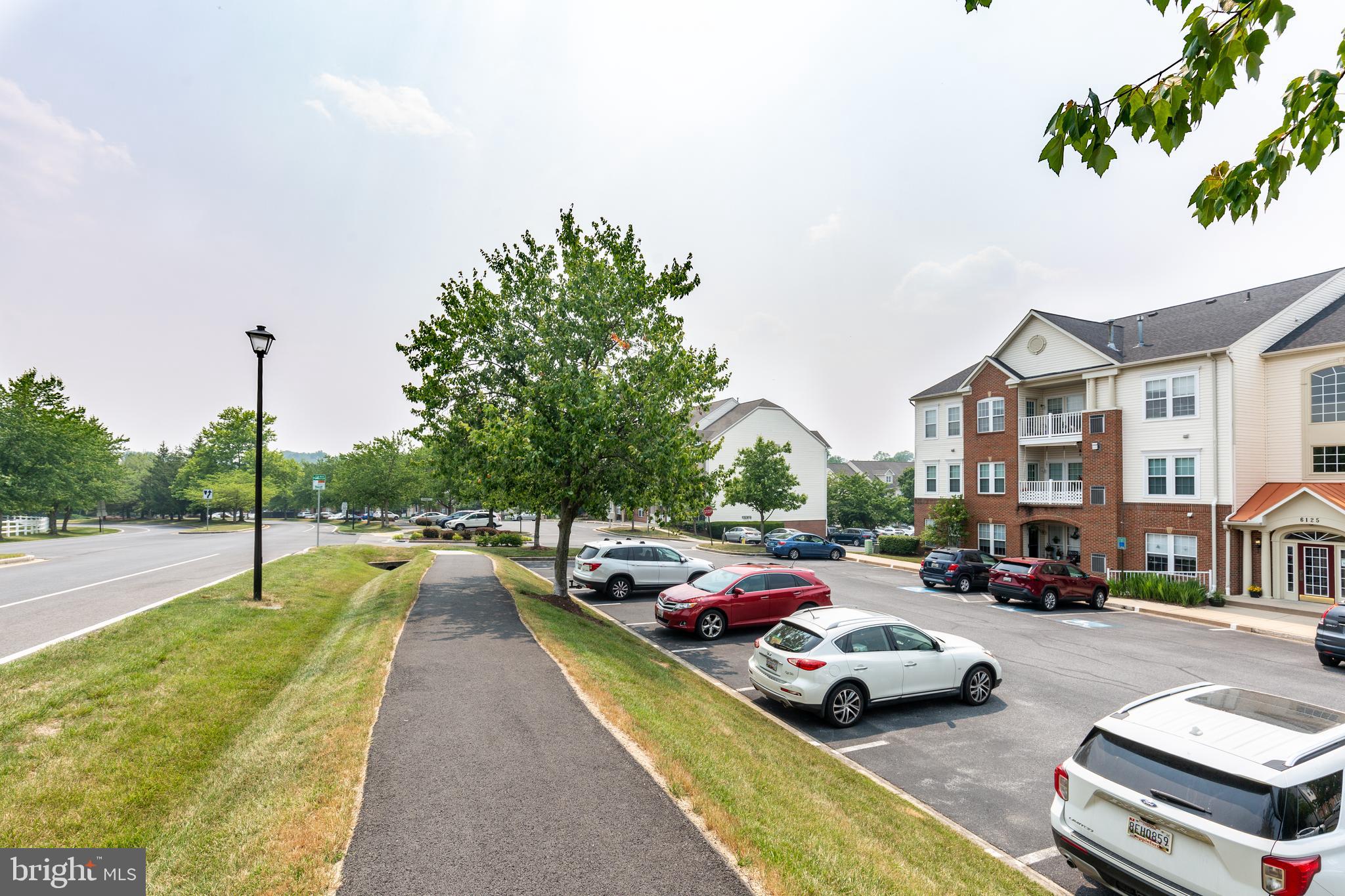 HAMPTON COURT - Residential