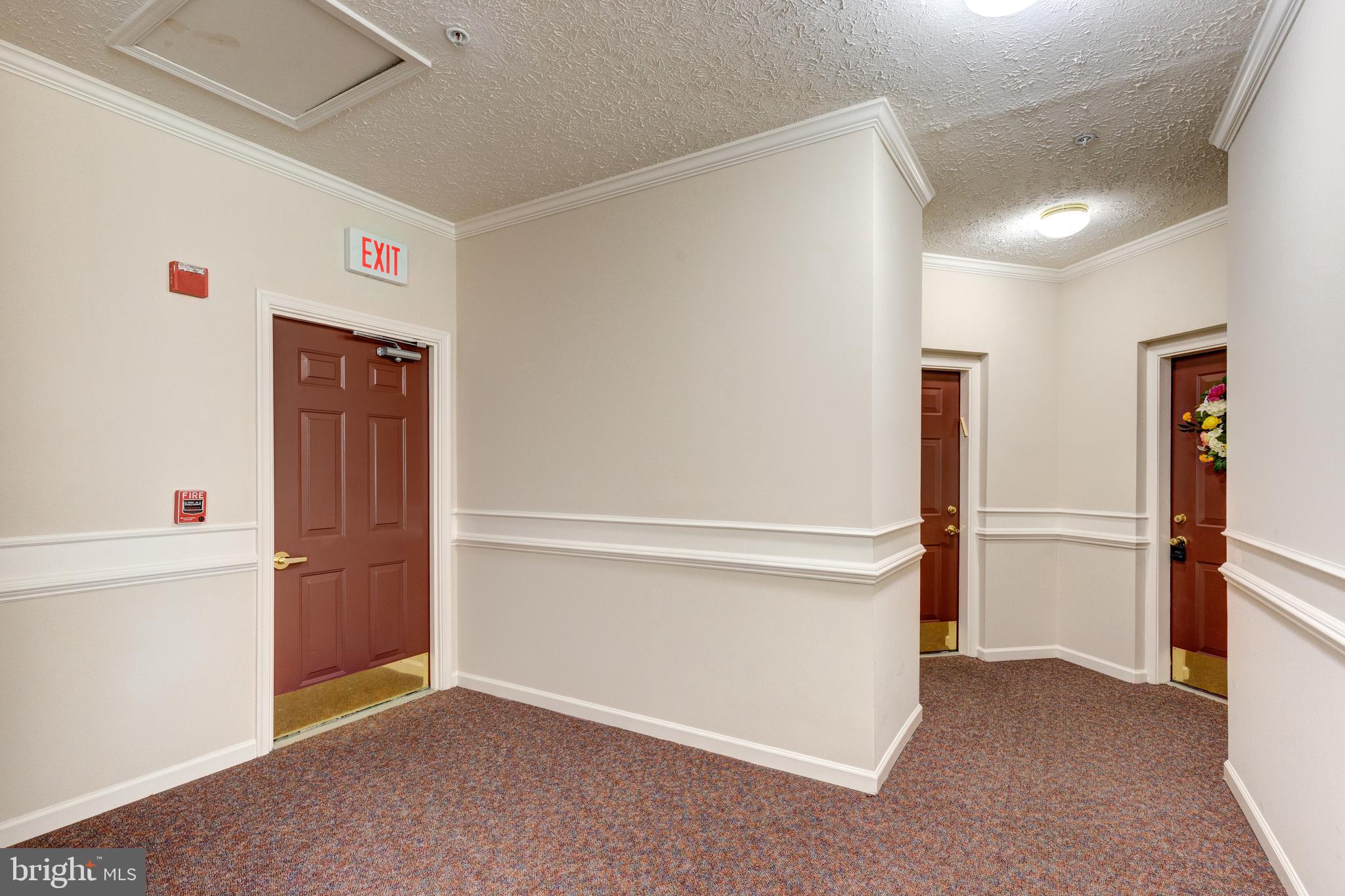 HAMPTON COURT - Residential