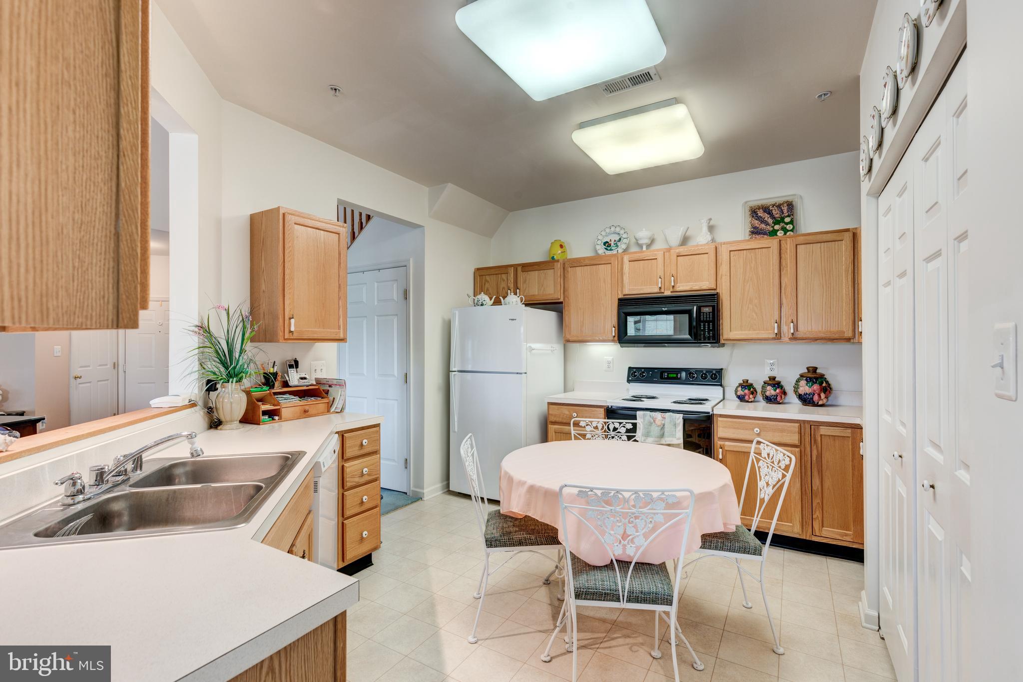 HAMPTON COURT - Residential