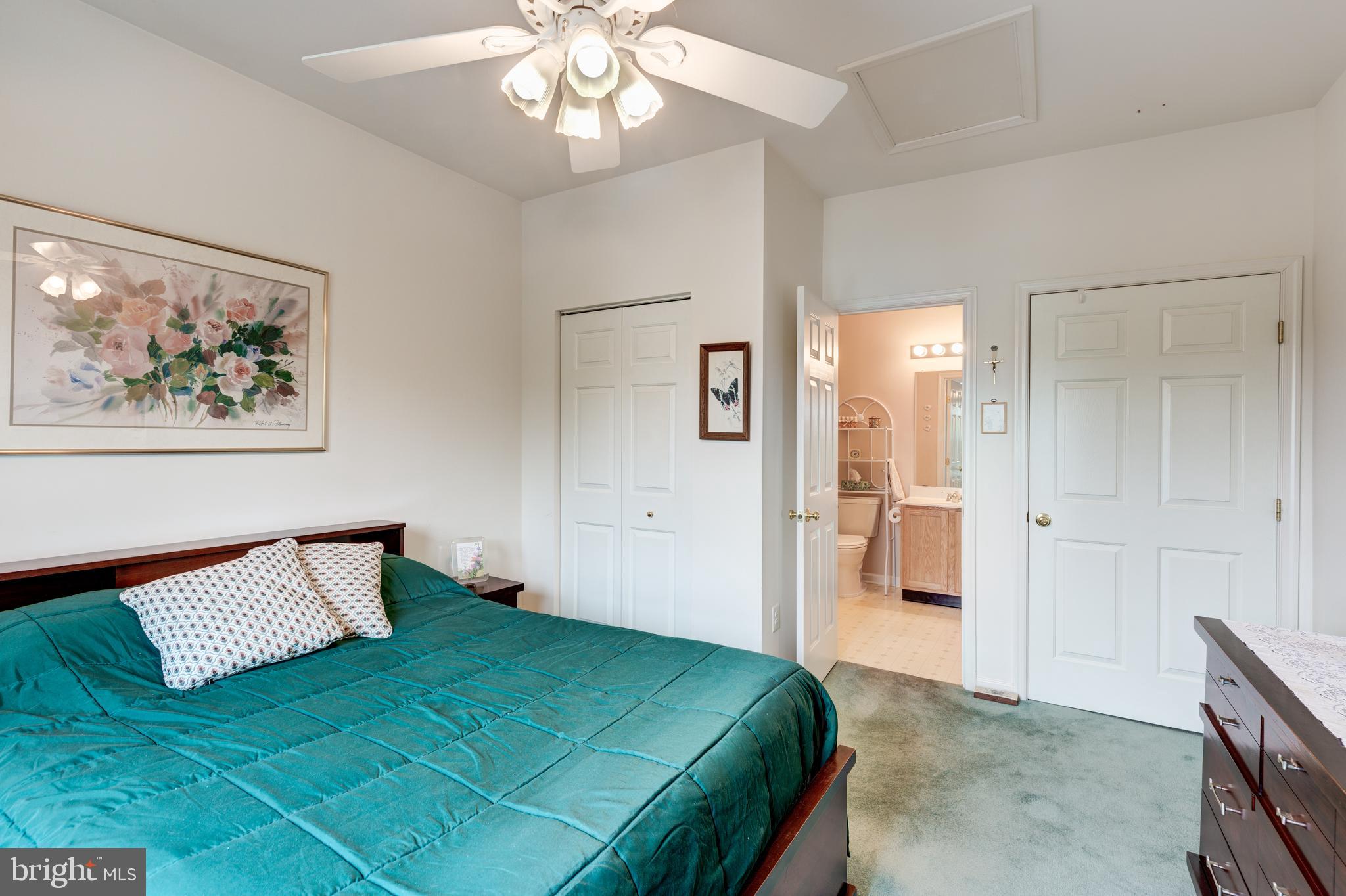 HAMPTON COURT - Residential