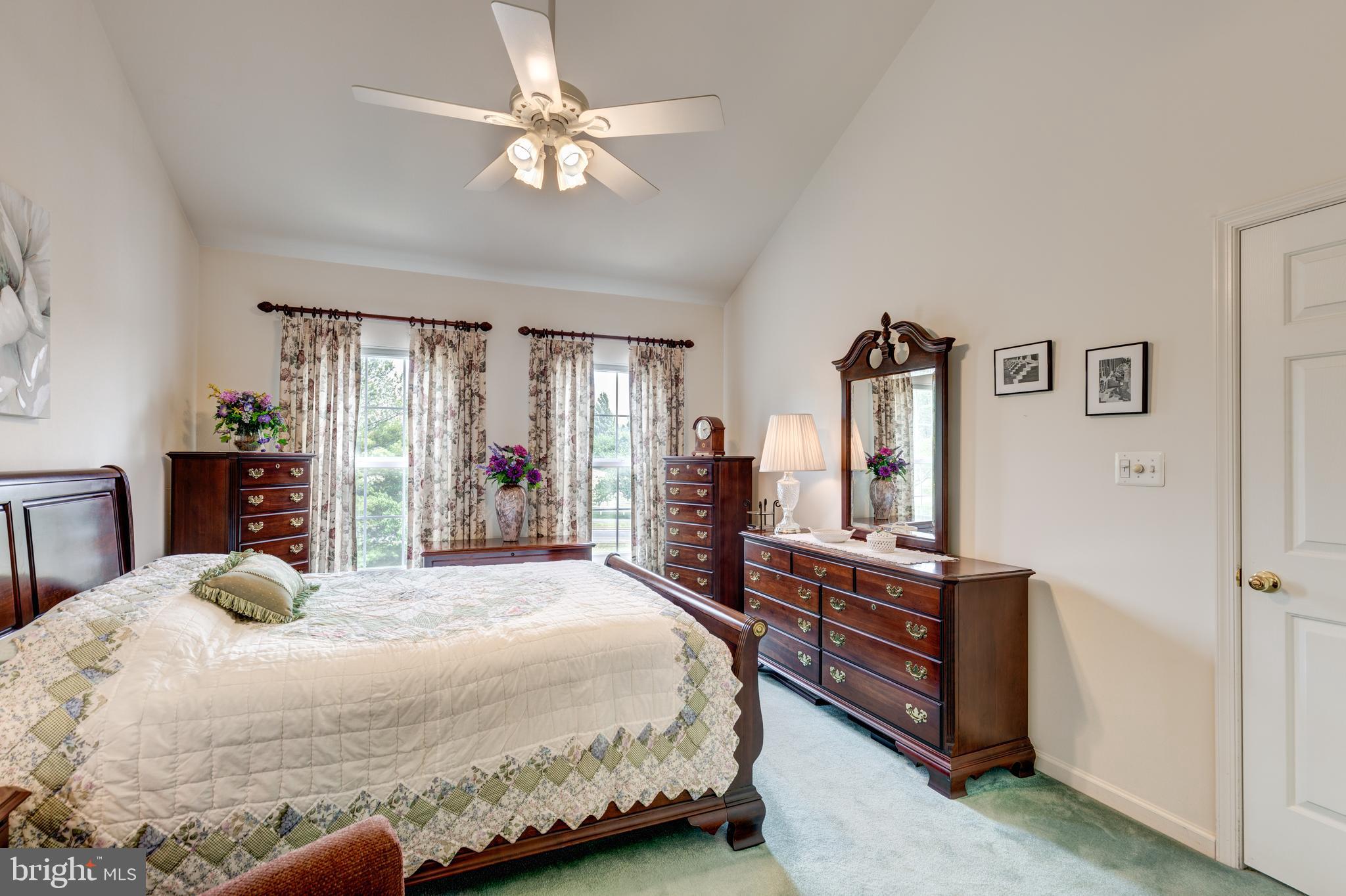 HAMPTON COURT - Residential