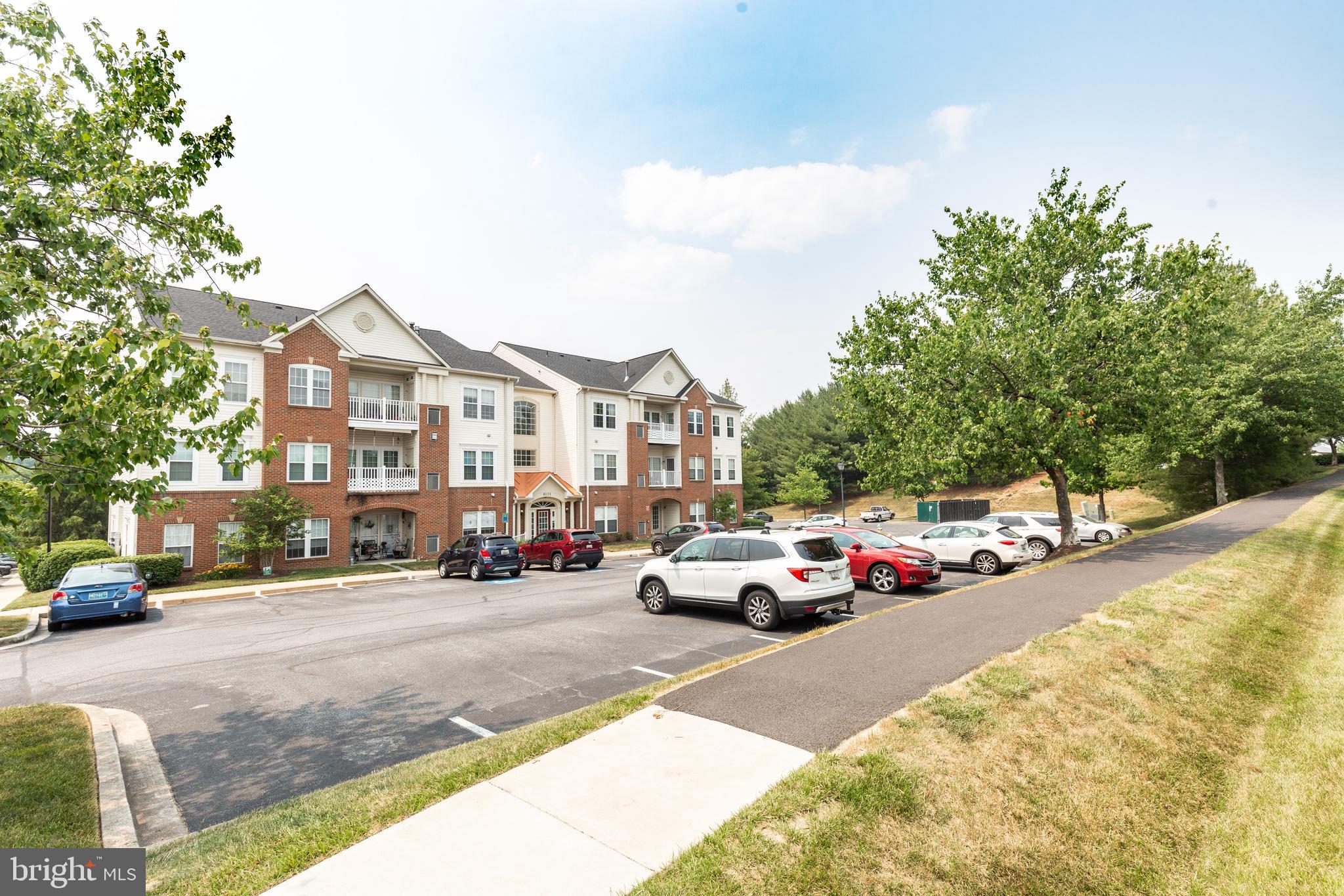 HAMPTON COURT - Residential