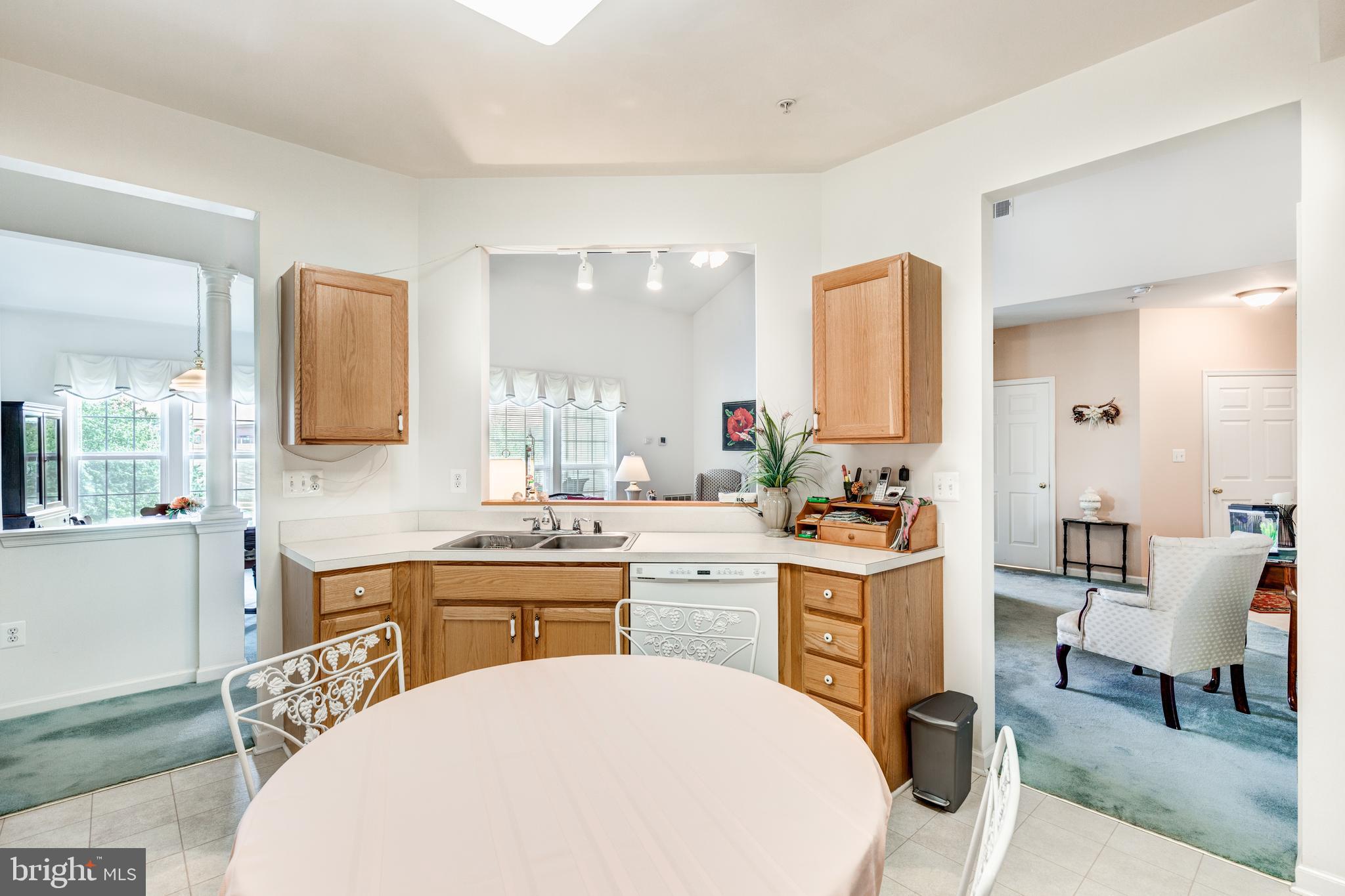 HAMPTON COURT - Residential