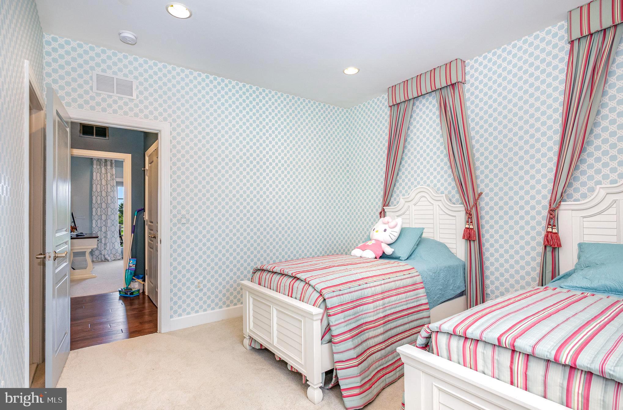 HUNTLEIGH AT CREIGHTON FARMS - Residential