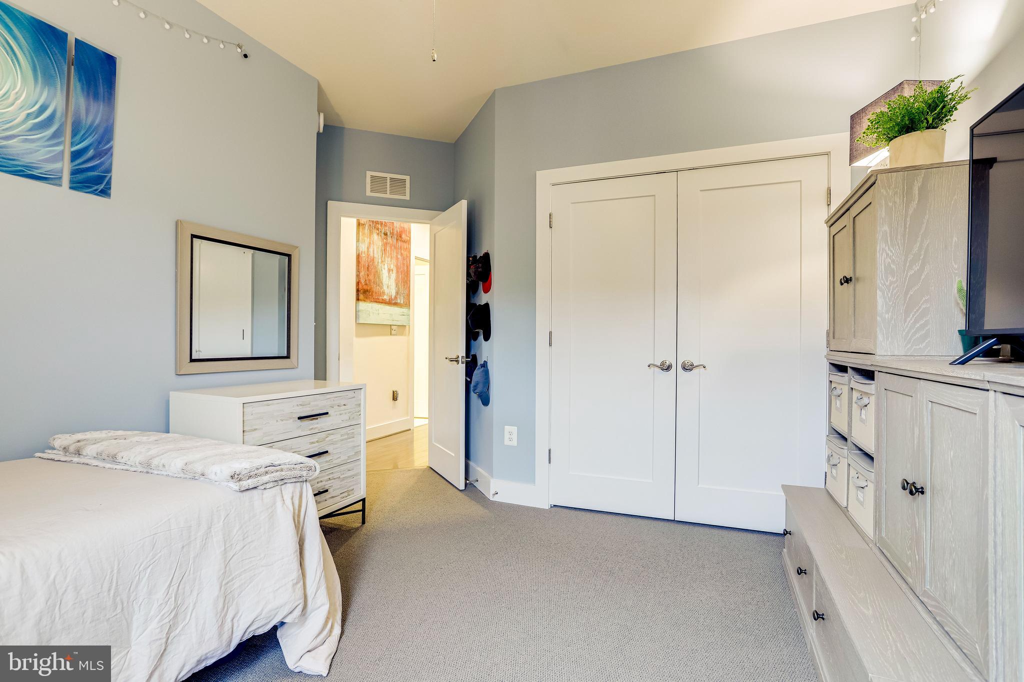 ONE LOUDOUN - Residential