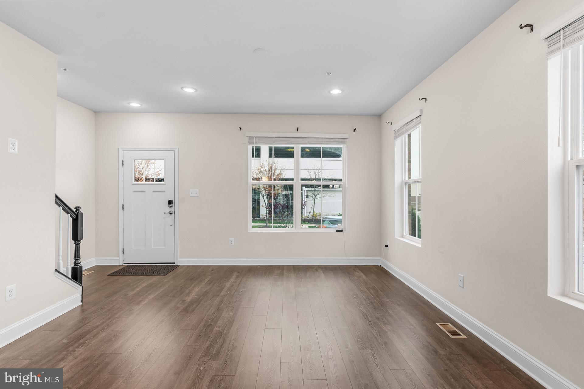 OXFORD SQUARE - Residential