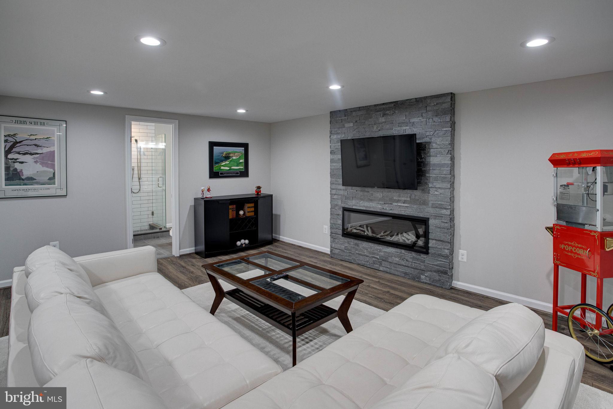 OAKTON MILL ESTATES - Residential