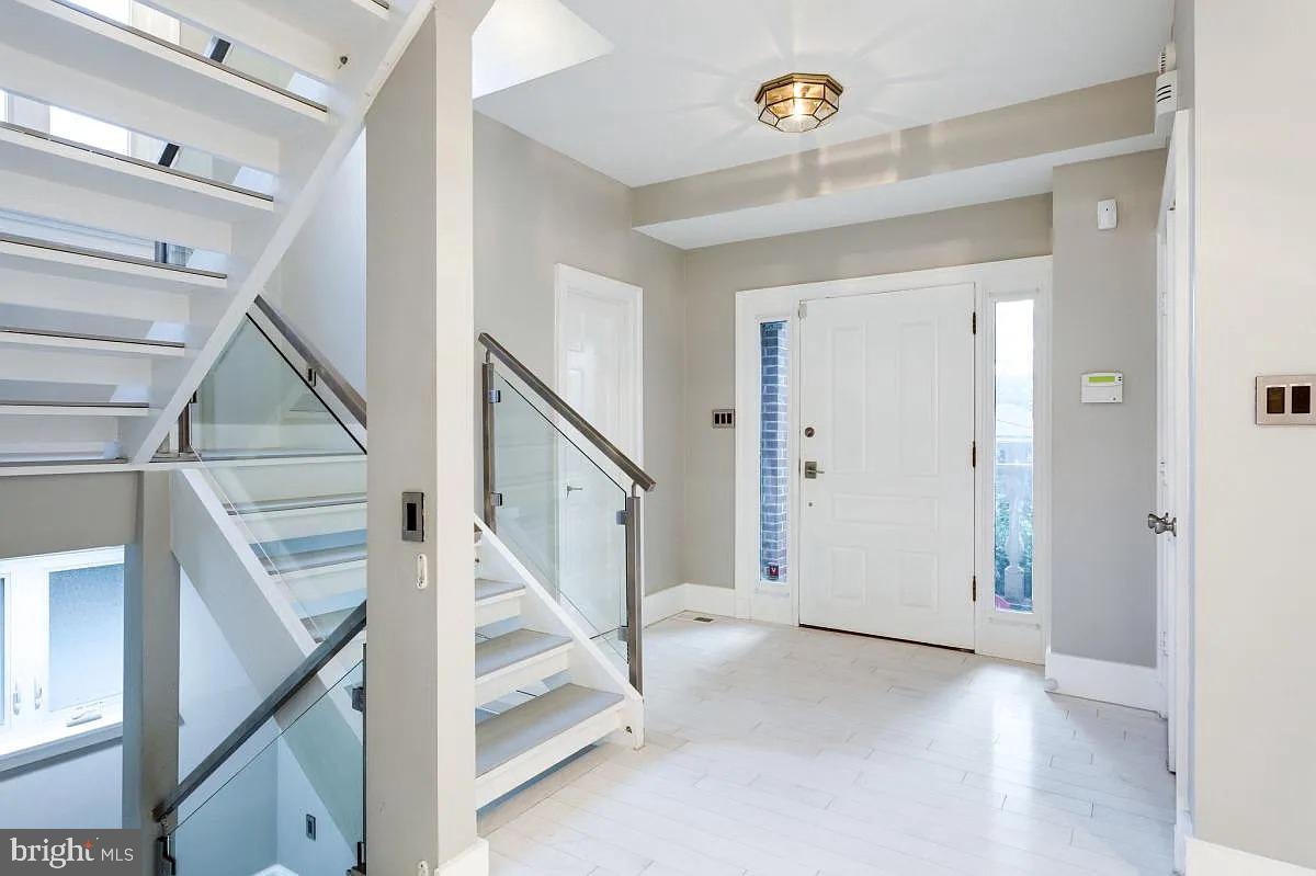 4611 CHARLESTON TERRACE NW