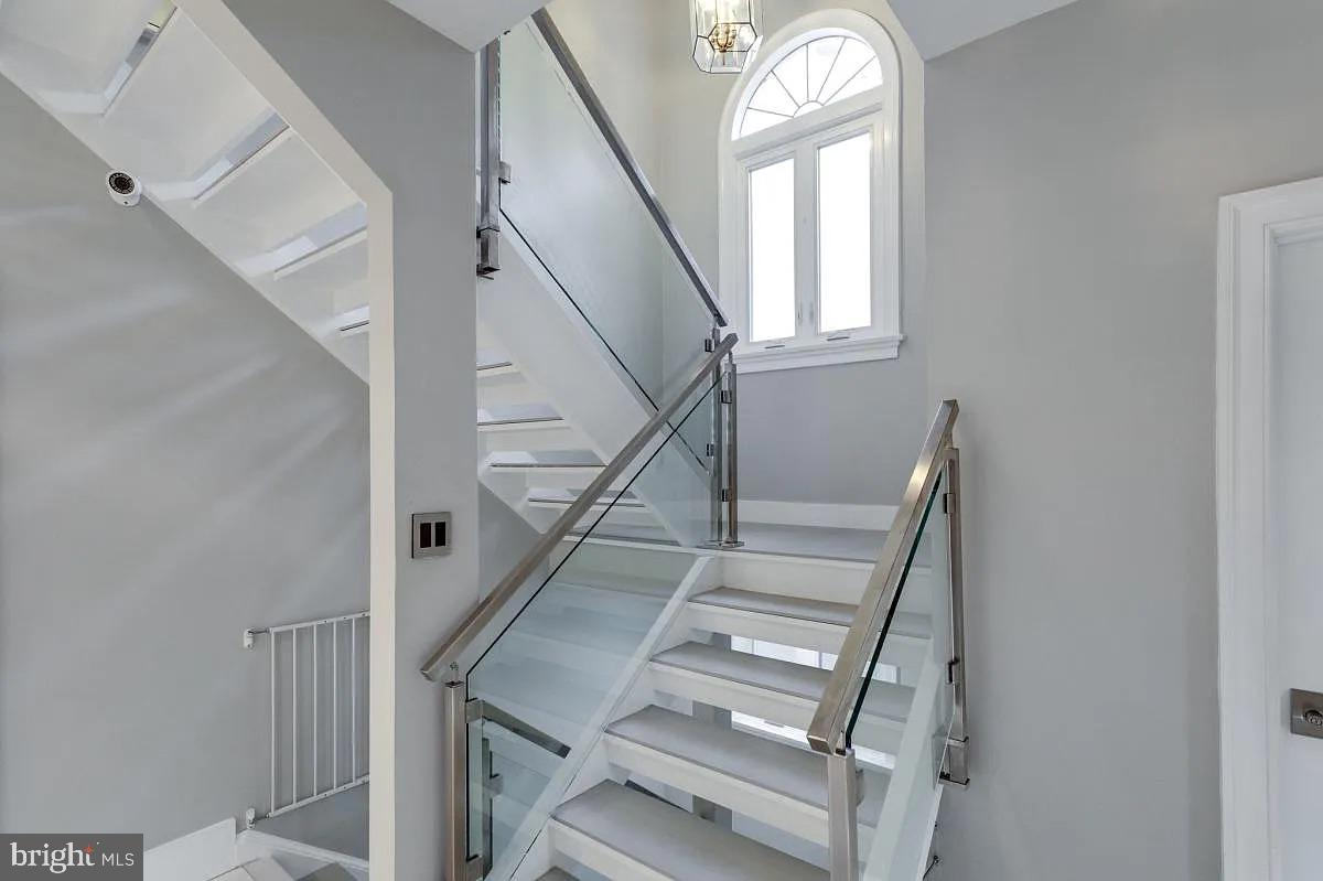 4611 CHARLESTON TERRACE NW