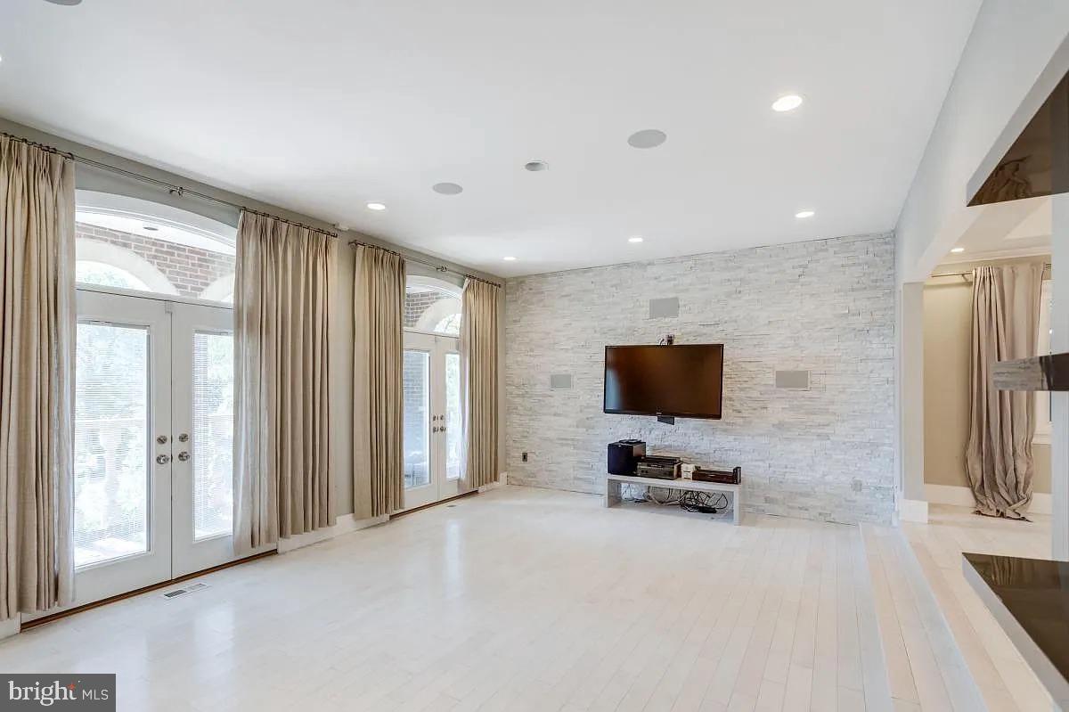 4611 CHARLESTON TERRACE NW