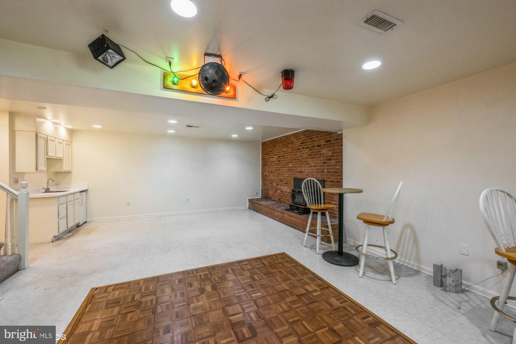 ENGLISH HILLS - Residential