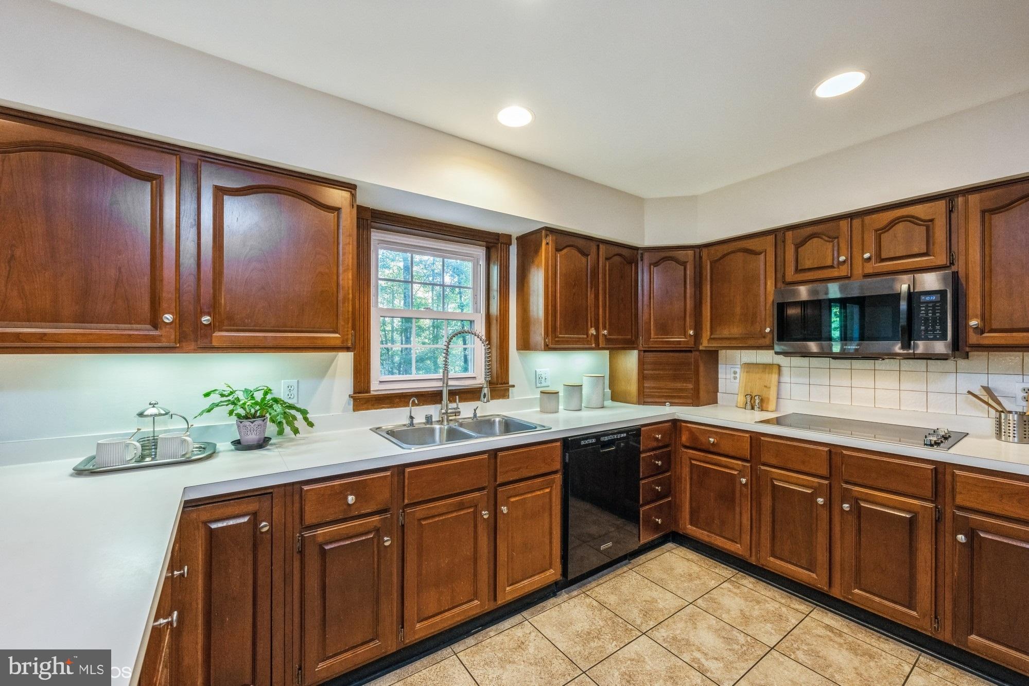 ENGLISH HILLS - Residential