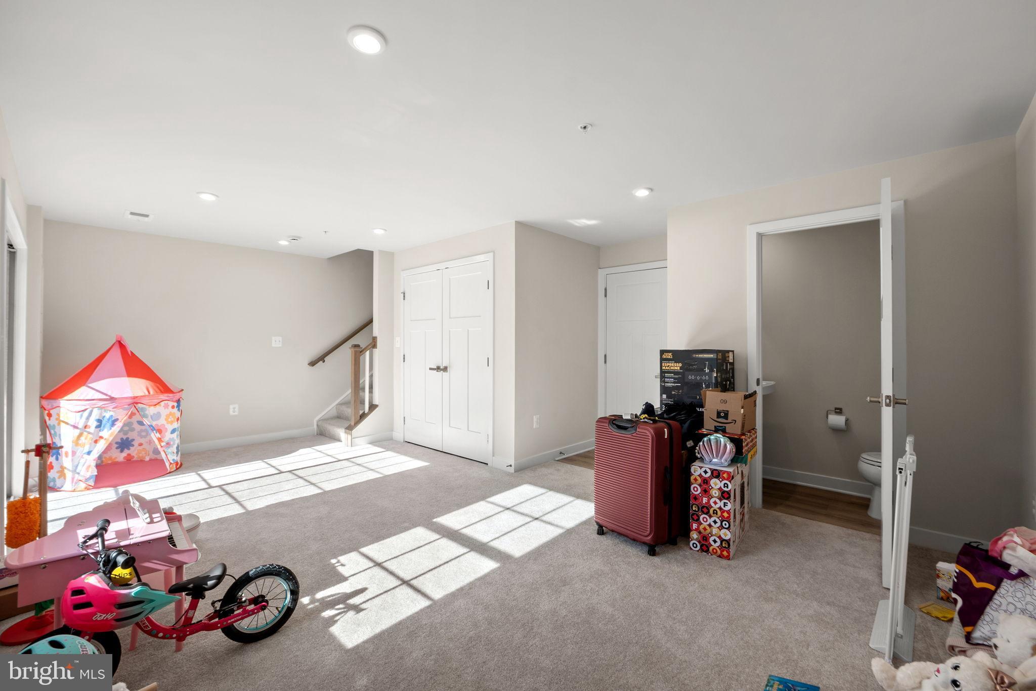 ARMSTRONG VILLAGE - Residential Lease