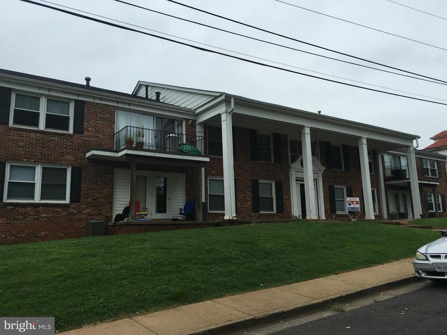 1 bd/1 ba end unit townhouse