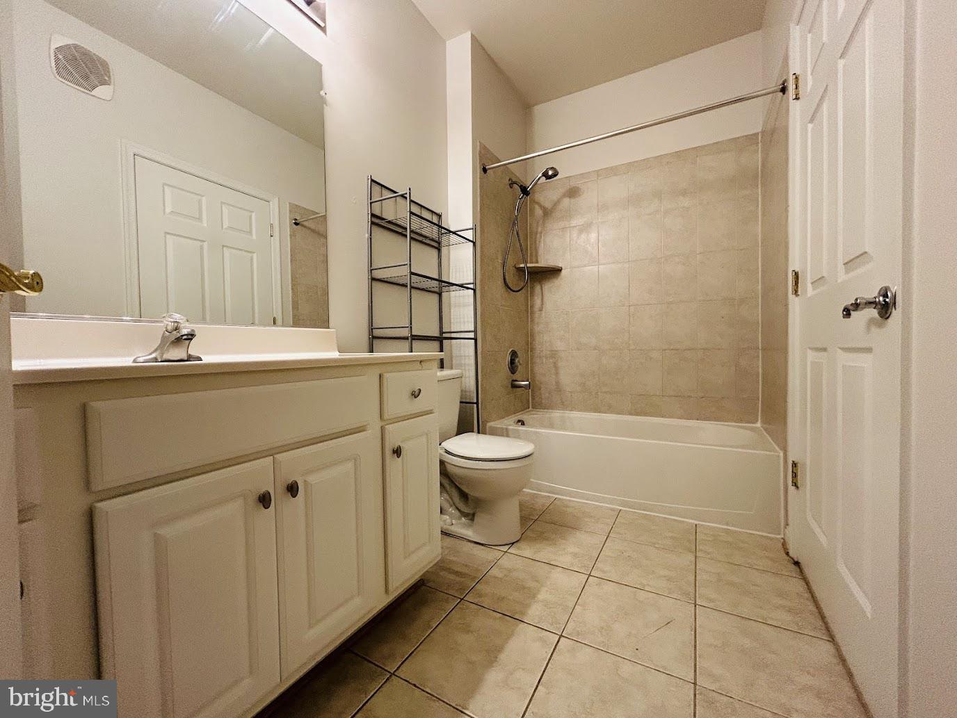 COMMONS ON POTOMAC SQUARE - Residential Lease