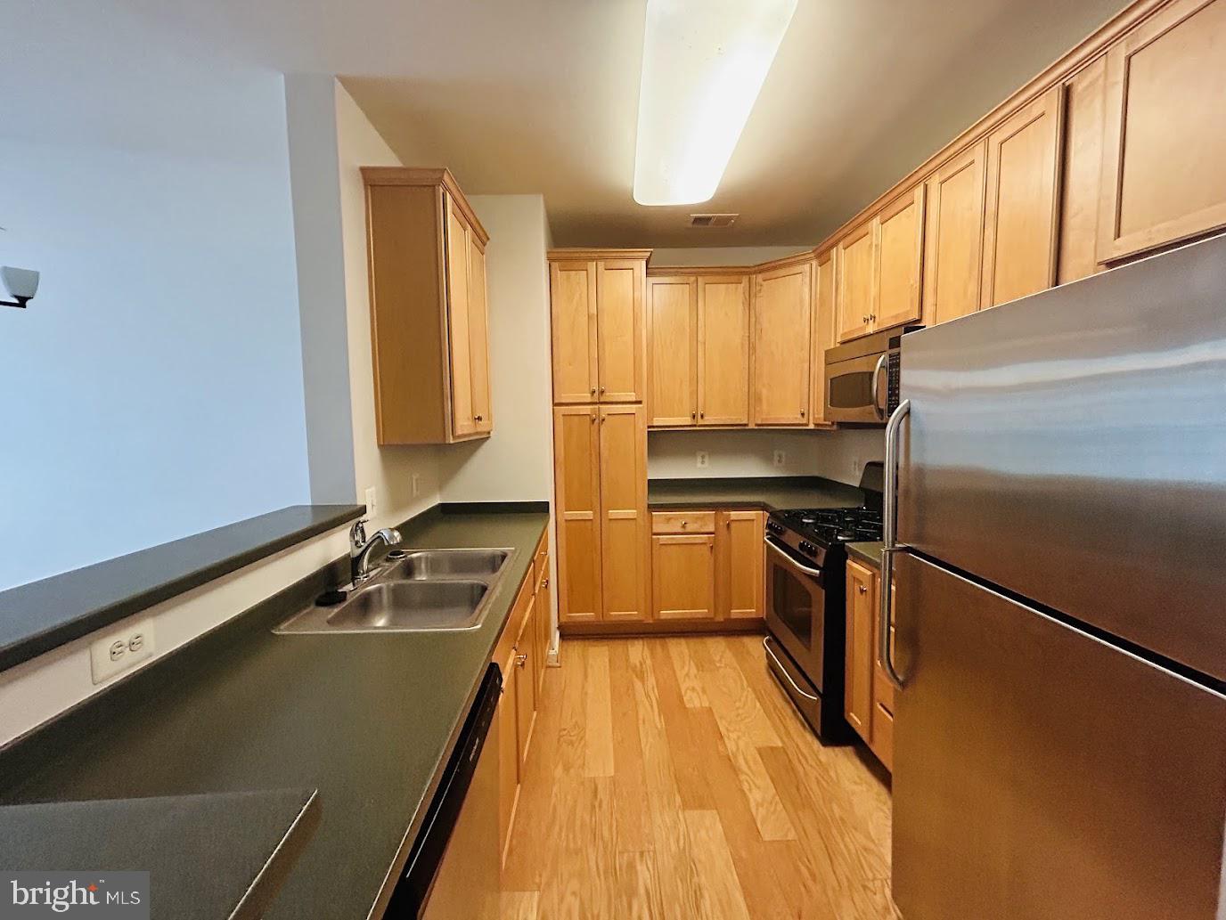 COMMONS ON POTOMAC SQUARE - Residential Lease