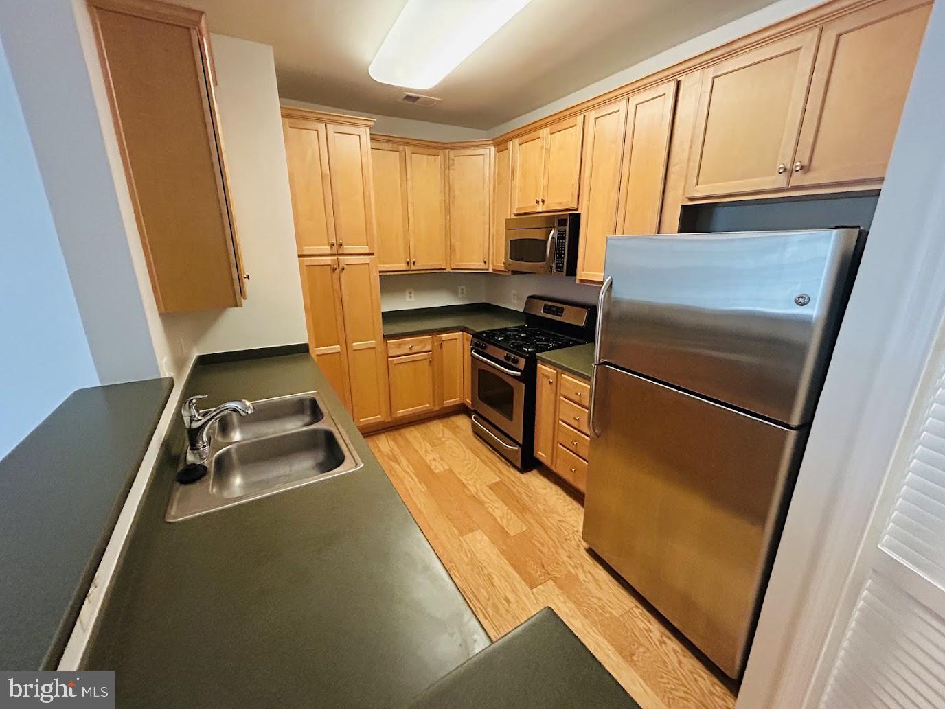 COMMONS ON POTOMAC SQUARE - Residential Lease