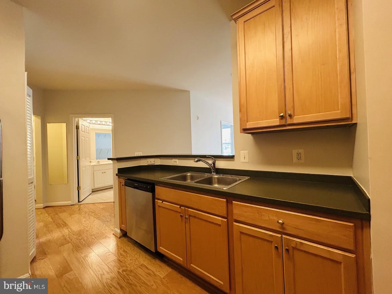 COMMONS ON POTOMAC SQUARE - Residential Lease