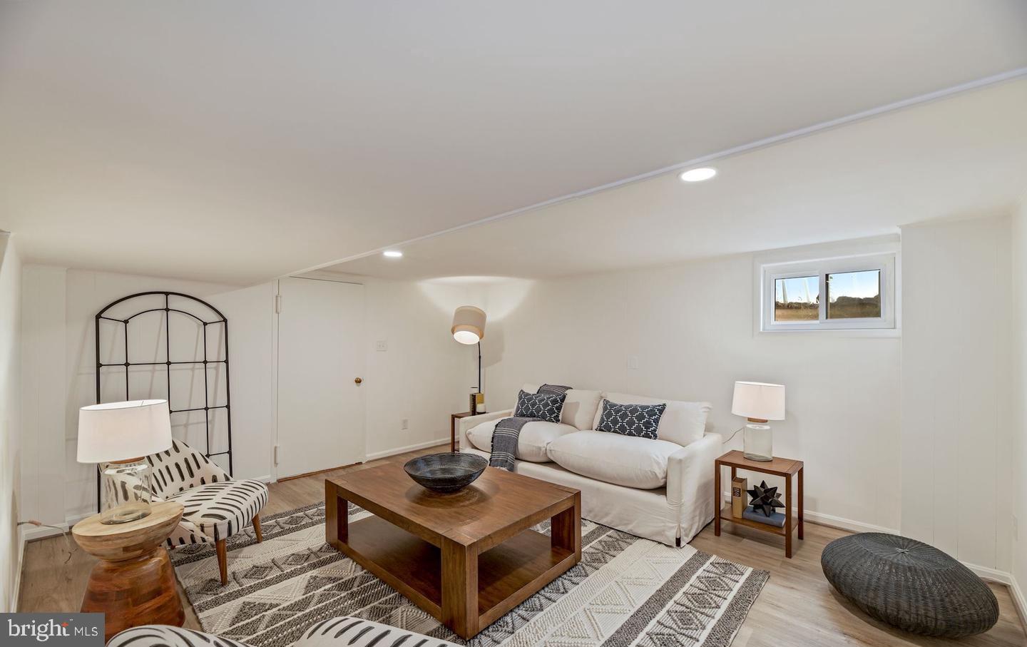 LINCOLNIA HILLS - Residential Lease