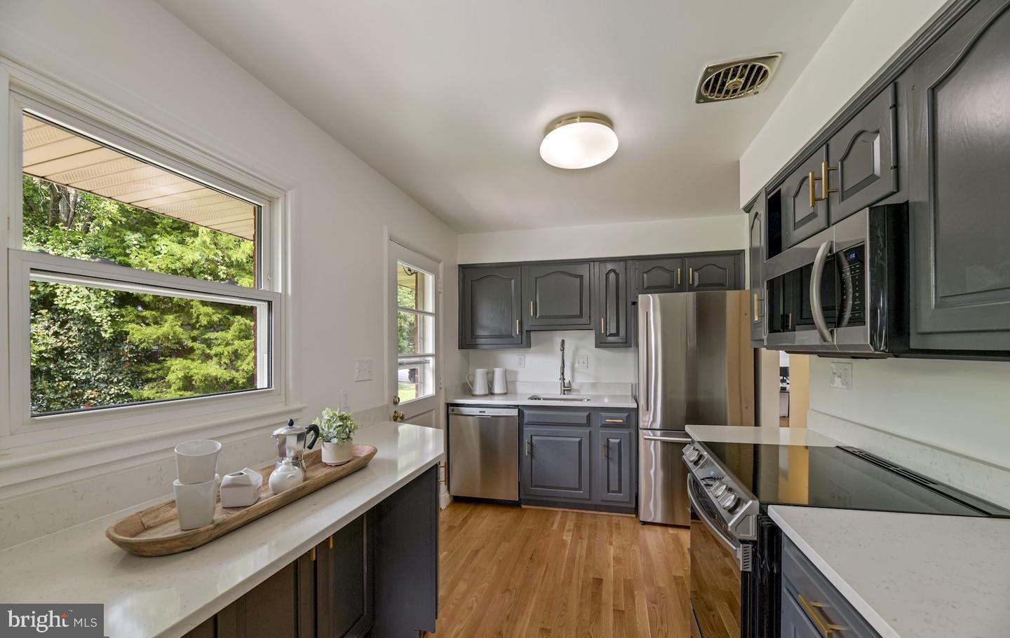 LINCOLNIA HILLS - Residential Lease