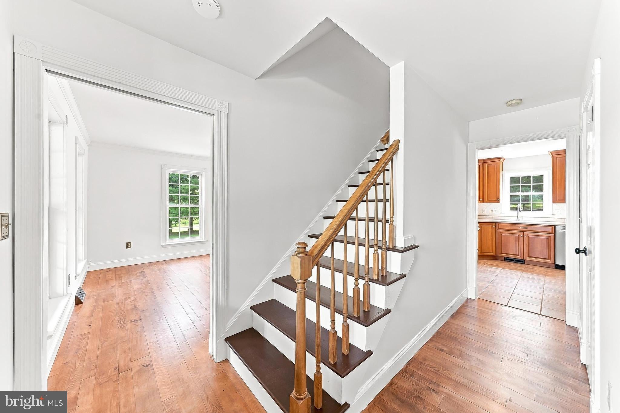 225 W WOODVIEW RD